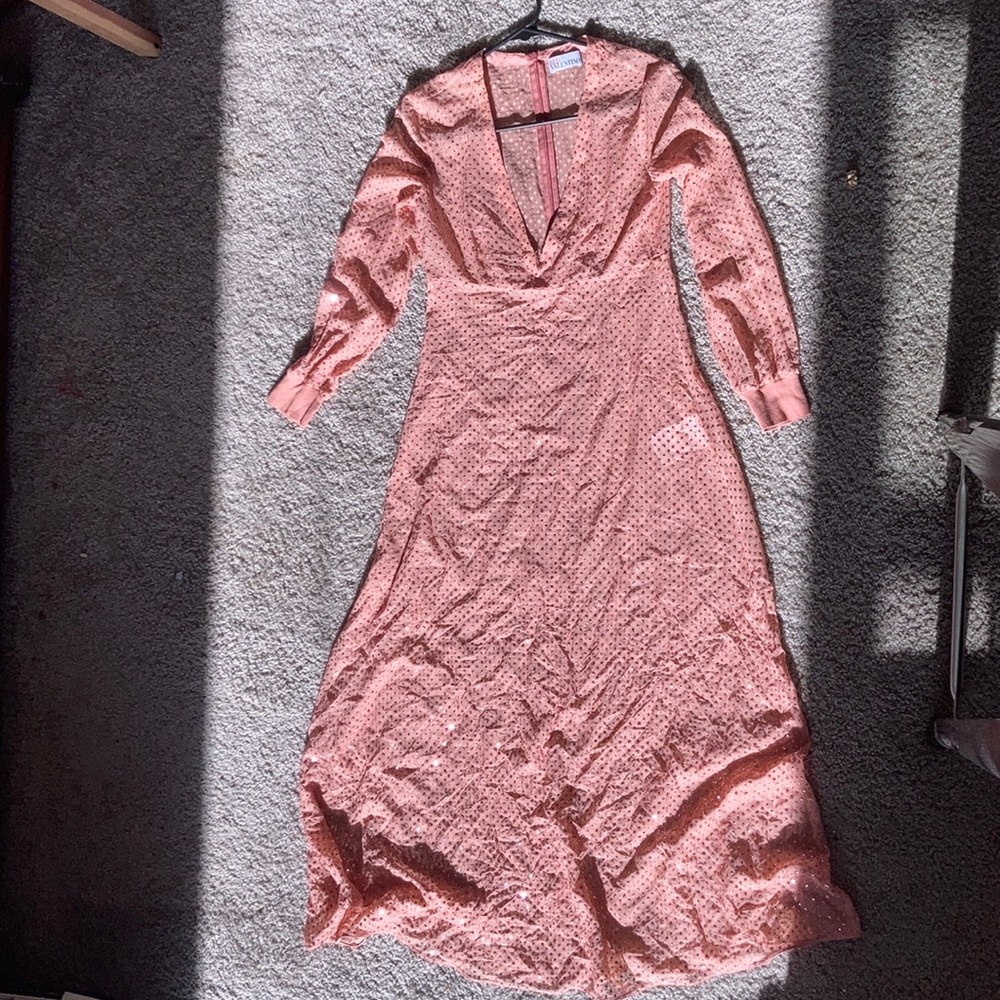 I’m selling this sparkly pink dress
